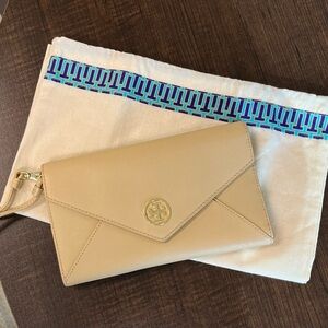 NWOT Tory Burch Robinson Envelope Wristlet/Clutch in beige with gold hardware